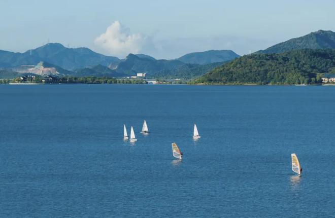 中国海警黄岩岛首飞舰载机——捍卫蓝色海洋的重要里程碑